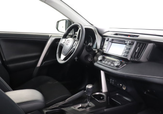 Подержанный автомобиль Toyota RAV4 2015 года (9 фото)