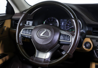 Подержанный автомобиль Lexus ES 2017 года (14 фото)