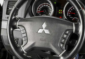 Подержанный автомобиль Mitsubishi Pajero 2015 года (14 фото)