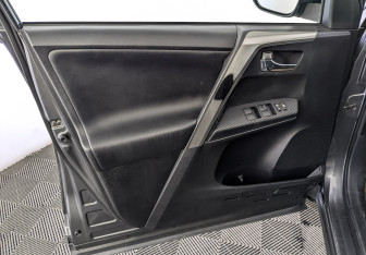 Подержанный автомобиль Toyota RAV4 2013 года (19 фото)