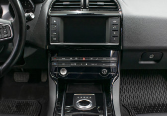 Подержанный автомобиль Jaguar XE 2016 года (14 фото)