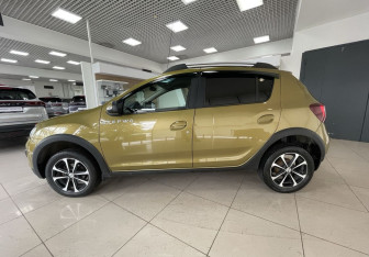 Подержанный автомобиль Renault Sandero 2017 года (8 фото)