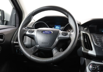 Подержанный автомобиль Ford Focus Wagon 2013 года (10 фото)