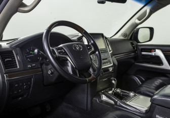Подержанный автомобиль Toyota Land Cruiser Suv 2015 года (9 фото)