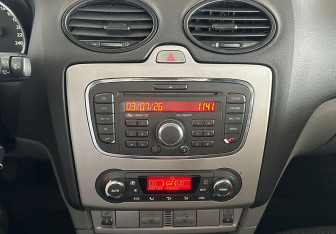 Подержанный автомобиль Ford Focus Sedan 2011 года (14 фото)
