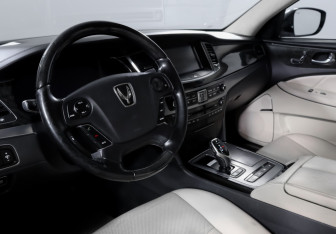 Подержанный автомобиль Hyundai Equus 2013 года (14 фото)