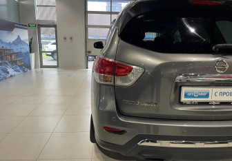 Подержанный автомобиль Nissan Pathfinder 2016 года (8 фото)