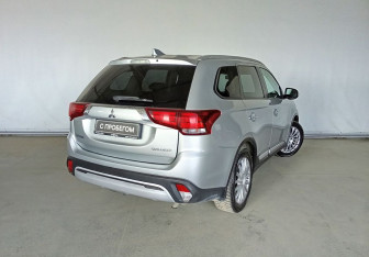 Подержанный автомобиль Mitsubishi Outlander 2020 года (6 фото)