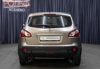 Подержанный автомобиль Nissan Qashqai 2012 года (6 фото)