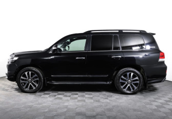 Подержанный автомобиль Toyota Land Cruiser Suv 2017 года (8 фото)