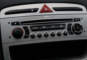 Подержанный автомобиль Peugeot 308 Hatchback 2009 года (12 фото)