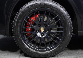 Подержанный автомобиль Porsche Cayenne 2015 года (24 фото)