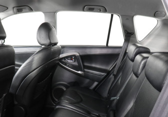 Подержанный автомобиль Toyota RAV4 2006 года (8 фото)