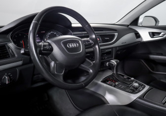 Подержанный автомобиль Audi A7 2013 года (14 фото)