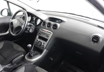 Подержанный автомобиль Peugeot 308 Hatchback 2011 года (6 фото)
