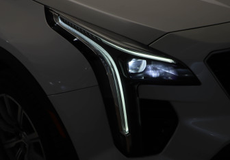 Подержанный автомобиль Cadillac XT4 2021 года (29 фото)