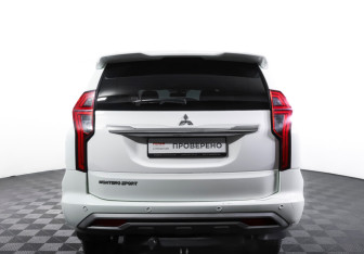 Подержанный автомобиль Mitsubishi Montero Sport 2022 года (6 фото)