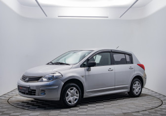 Подержанный автомобиль Nissan Tiida Hatchback 2011 года (1 фото)