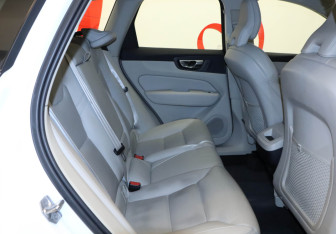 Подержанный автомобиль Volvo XC60 2021 года (25 фото)