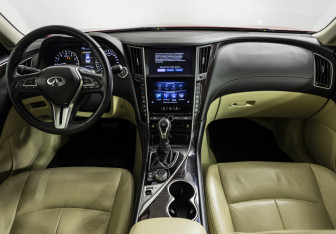 Подержанный автомобиль Infiniti Q50 2017 года (12 фото)