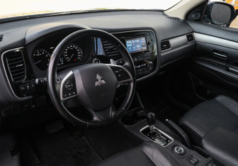Подержанный автомобиль Mitsubishi Outlander 2014 года (12 фото)