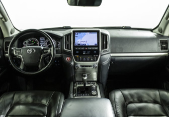 Подержанный автомобиль Toyota Land Cruiser Suv 2019 года (15 фото)