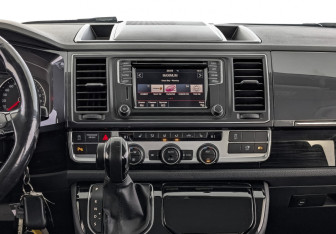 Подержанный автомобиль Volkswagen Multivan 2018 года (17 фото)