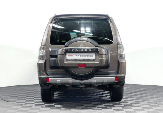 Подержанный автомобиль Mitsubishi Pajero 2012 года (6 фото)