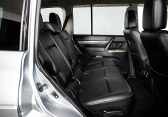 Подержанный автомобиль Mitsubishi Pajero 2012 года (9 фото)