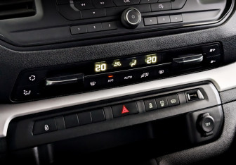 Подержанный автомобиль Peugeot Traveller 2022 года (27 фото)