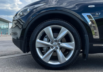 Подержанный автомобиль Infiniti QX70 2017 года (23 фото)