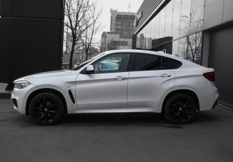 Подержанный автомобиль BMW X6 2016 года (8 фото)