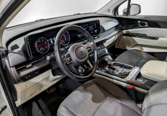 Подержанный автомобиль Kia Carnival 2021 года (16 фото)
