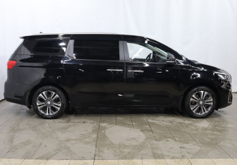 Подержанный автомобиль Kia Carnival 2018 года (7 фото)