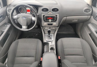 Подержанный автомобиль Ford Focus Wagon 2010 года (15 фото)