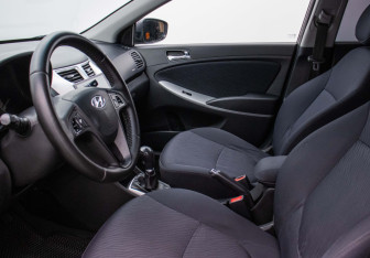 Подержанный автомобиль Hyundai Solaris Sedan 2012 года (10 фото)