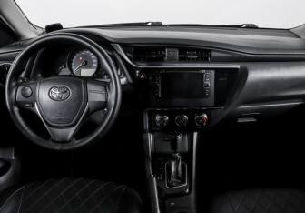 Подержанный автомобиль Toyota Corolla Sedan 2016 года (12 фото)