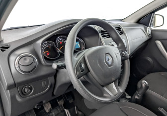 Подержанный автомобиль Renault Sandero 2018 года (16 фото)