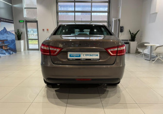 Подержанный автомобиль LADA (ВАЗ) Vesta Sedan 2018 года (5 фото)