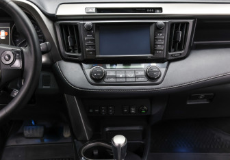 Подержанный автомобиль Toyota RAV4 2017 года (15 фото)