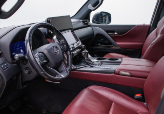 Подержанный автомобиль Lexus LX 2022 года (10 фото)