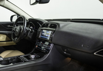 Подержанный автомобиль Jaguar XE 2015 года (9 фото)