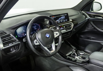 Подержанный автомобиль BMW X3 2023 года (11 фото)