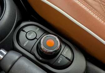 Подержанный автомобиль MINI Hatch 2019 года (14 фото)