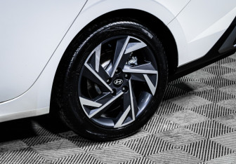 Подержанный автомобиль Hyundai Elantra Sedan 2023 года (15 фото)