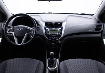 Подержанный автомобиль Hyundai Solaris Hatchback 2013 года (13 фото)