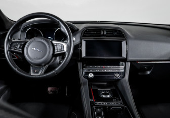 Подержанный автомобиль Jaguar F-Pace 2019 года (12 фото)