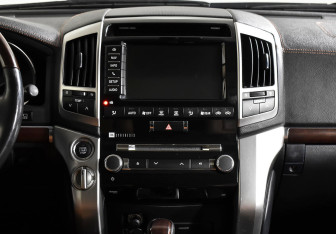 Подержанный автомобиль Toyota Land Cruiser Suv 2015 года (12 фото)