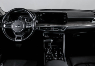 Подержанный автомобиль Kia K5 2021 года (12 фото)