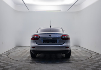 Подержанный автомобиль Renault Fluence 2014 года (6 фото)